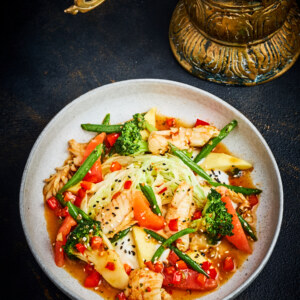 Салат с кальмарами, овощами и манго