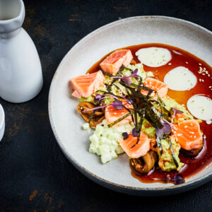Татаки из лосося с тартаром из огурцов