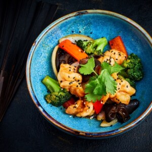 Креветки с овощами