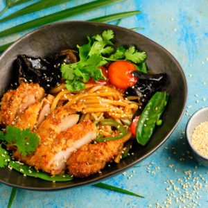 Удон с хрустящей курицей и маринованным желтком